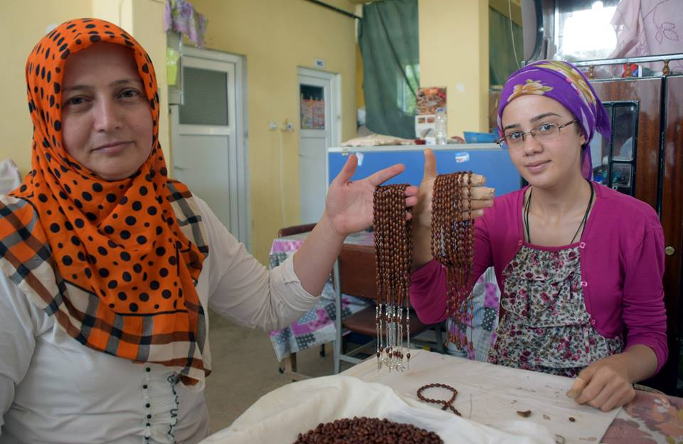 شاهد بالصور.."سُّبحات بيلاجيك" التركية تصنع من ثمار الكوكا 3 14316967_1374349565928074_1768781132952105142_n