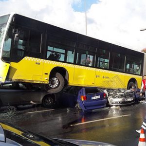 بالصور.. 10 جرحى في حادث مروع باسطنبول