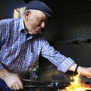 شاهد بالصور.. تركي يبلغ 74 عاماً يعمل على صناعة السكاكين والآلات حادة