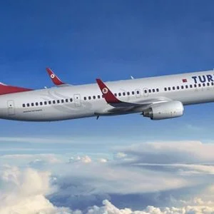 تركي تأخر عن موعد رحلته فأجبر الطائرة على العودة بطريقة غبية