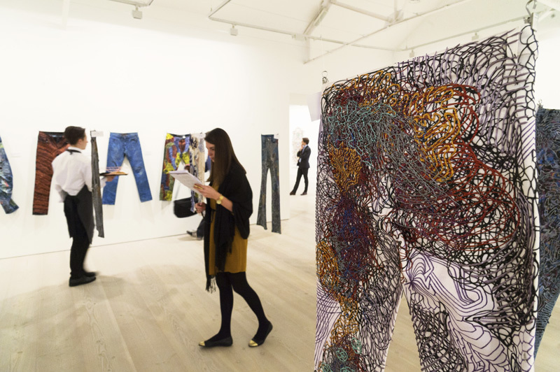 لصالح اللاجئين.. بناطيل نجوم عالميين للبيع في لندن 1 0x0-1477318620176