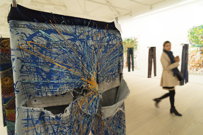 لصالح اللاجئين.. بناطيل نجوم عالميين للبيع في لندن 3 0x0-1477318642962