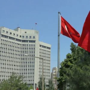 تركيا تبعد 540 عسكريًا عن عمله