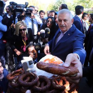 بن على يلدريم يوزع "السميت" على المواطين 3