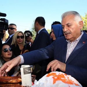 بن على يلدريم يوزع "السميت" على المواطين 7