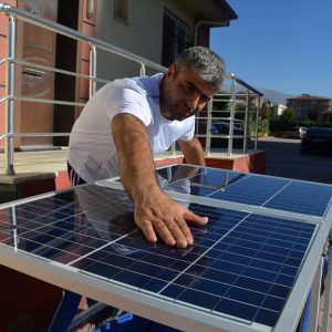 مهندس تركي يصمم دراجة عائلية تعمل بالطاقة الشمسية 7