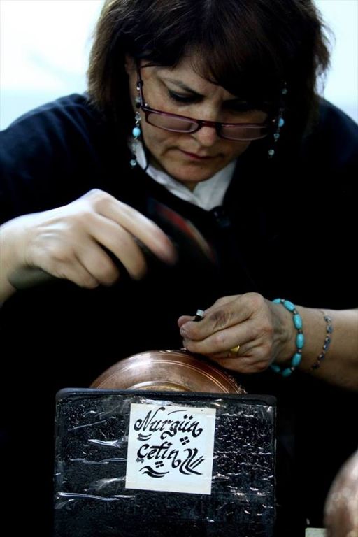 نساء يزاحمن الرجال في نقش النحاسيات بغازي عنتاب التركية 2 14463132_1387487404614290_2623452609013466781_n