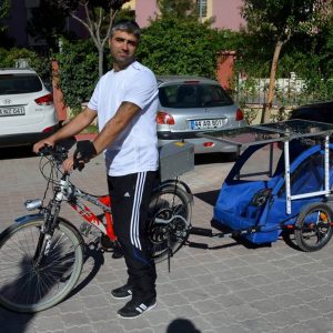 مهندس تركي يصمم دراجة عائلية تعمل بالطاقة الشمسية 9