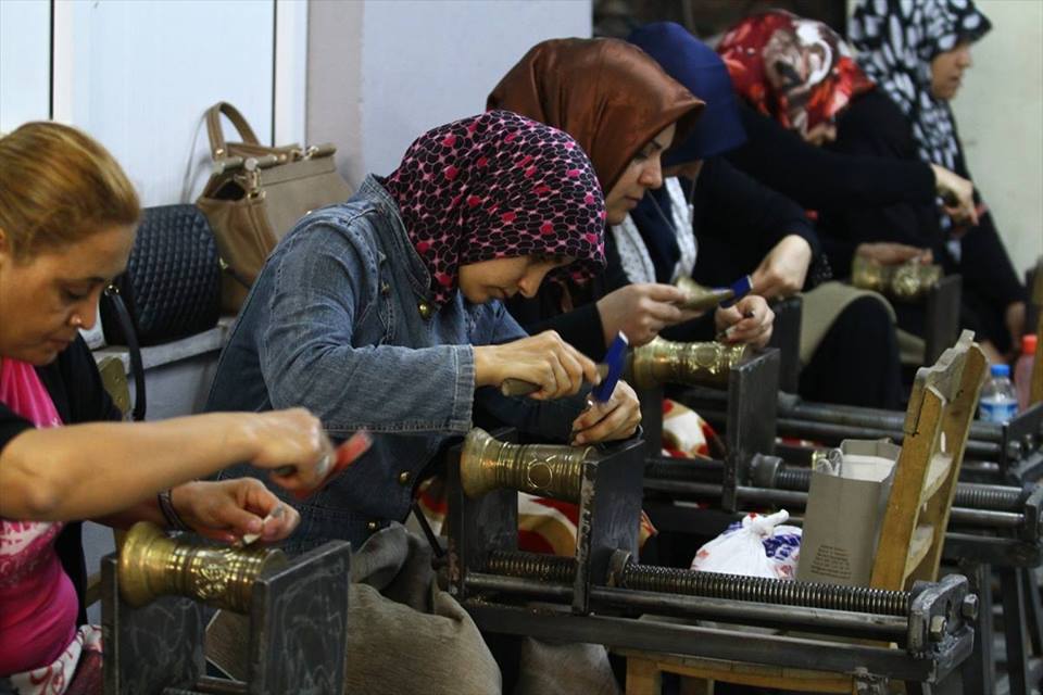 نساء يزاحمن الرجال في نقش النحاسيات بغازي عنتاب التركية 1 14463292_1387487347947629_7662997326866760044_n