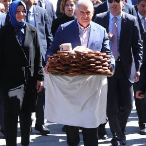 بن على يلدريم يوزع "السميت" على المواطين 9