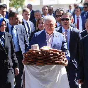 بن على يلدريم يوزع “السميت” على المواطين