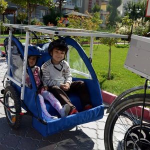 مهندس تركي يصمم دراجة عائلية تعمل بالطاقة الشمسية 13