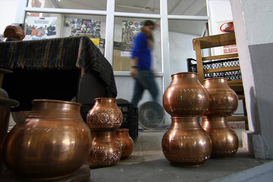 نساء يزاحمن الرجال في نقش النحاسيات بغازي عنتاب التركية 4 14516437_1387487351280962_2420713988975350913_n