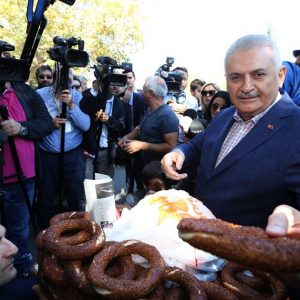 بن على يلدريم يوزع "السميت" على المواطين 13