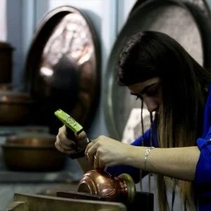 نساء يزاحمن الرجال في نقش النحاسيات بغازي عنتاب التركية