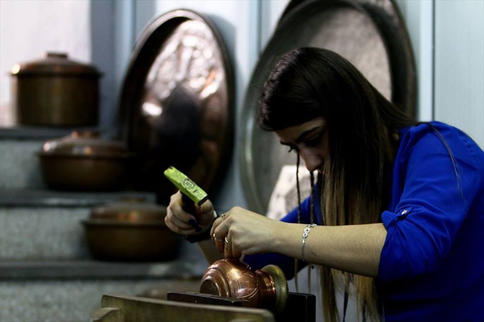 نساء يزاحمن الرجال في نقش النحاسيات بغازي عنتاب التركية 3 14517642_1387487341280963_239759411538682394_n