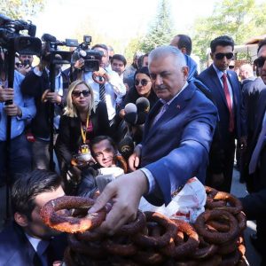 بن على يلدريم يوزع "السميت" على المواطين 15