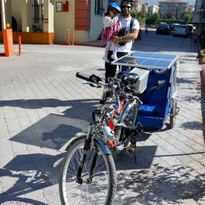 مهندس تركي يصمم دراجة عائلية تعمل بالطاقة الشمسية 17