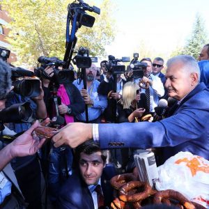 بن على يلدريم يوزع "السميت" على المواطين 1