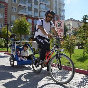 مهندس تركي يصمم دراجة عائلية تعمل بالطاقة الشمسية 3