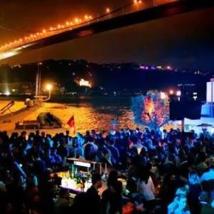 طهران تحذر مواطنيها من الذهاب لأماكن غير آمنة بعد مقتل إيراني في ملهى ليلي باسطنبول