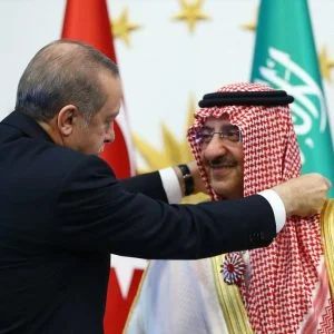 أردوغان يُقلد ولي العهد السعودي “وسام الجمهورية”