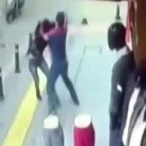 تركي يقتل طليقته طعناً في شوارع اسطنبول