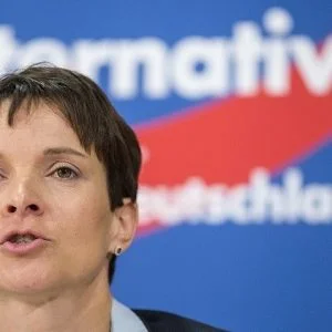 زعيمة حزب ألماني تشبه اللاجئين بــ”كوم من الروث”