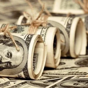 فاعل خير مجهول ينثر الدولارات في الشوارع