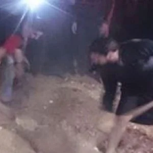 فتح قبر امرأة بعد سماع صوت داخله (صور)