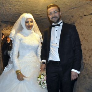 حفل زفاف على عمق 120 متراً تحت سطح الأرض في نوشهر التركية