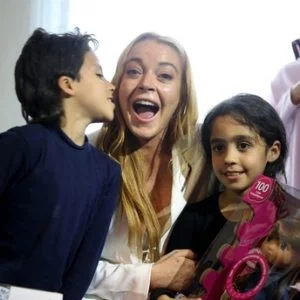 نجمة هوليوود الامريكية ليندسي لوهان تردد شعار الرئيس اردوغان