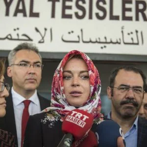 نجمة هوليوود “ليندسي” ترتدي الحجاب في تركيا