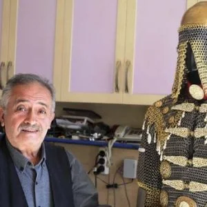 من وحي المسلسلات التاريخية… تركي يتفنّن بحياكة “درع الزَّرَد”