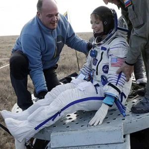 عودة 3 رواد فضاء للأرض على متن المركبة الروسية “سويوز”