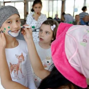 أسماء.. طفلة سورية أفقدها هول القصف شعرها