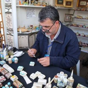 من عظام الجِمال.. فنان تركي يحيي تاريخ السلاطين العثمانيين