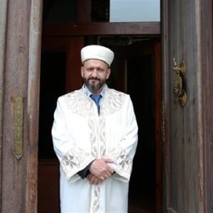 إمام مركز “قصر هونكار” في آيا صوفيا.. ابرز هواياته الملاكمة والكاراتيه ومهتم بفنَّي الخط والموسيقى