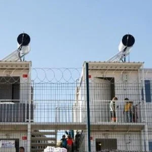 تركيا تبدأ في نقل لاجئين سوريين من مخيم لبيوت جاهزة