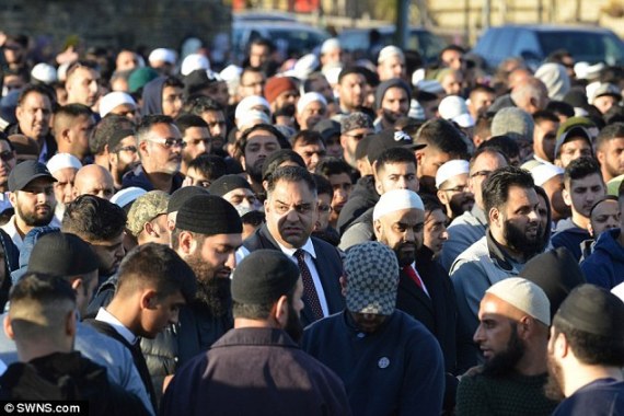 جنازة صبي مسلم يشارك فيها الآلاف.. وجدته أمه مشنوقاً 2 o-s-570-1