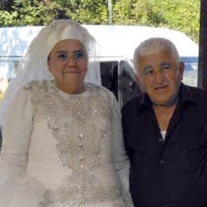 مواطنة تركية ترتدي فستان عرسها بعد مضي 50 عاما على زواجها