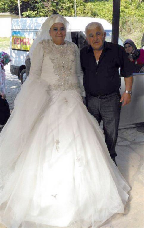 مواطنة تركية ترتدي فستان عرسها بعد مضي 50 عاما على زواجها 1 rws_bd_50_m_3