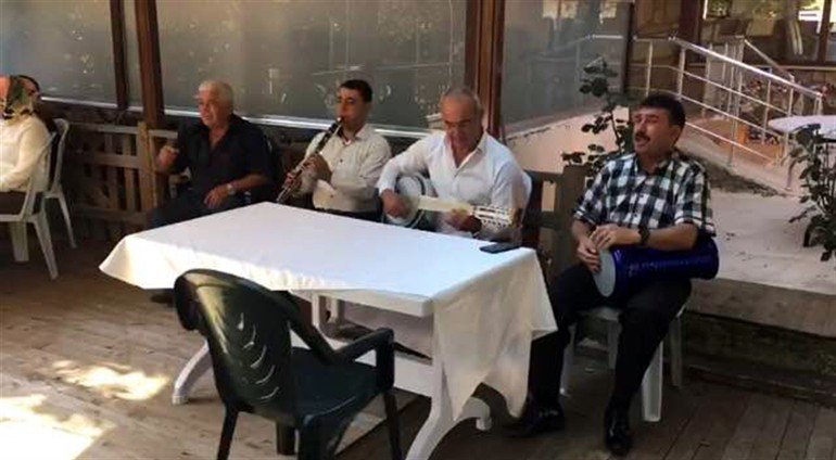 مواطنة تركية ترتدي فستان عرسها بعد مضي 50 عاما على زواجها 2 rws_bd_khmsyn_m2