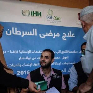 “IHH” التركية و”راف” القطرية توزعان مساعدات نقدية على مرضى سرطان في غزة