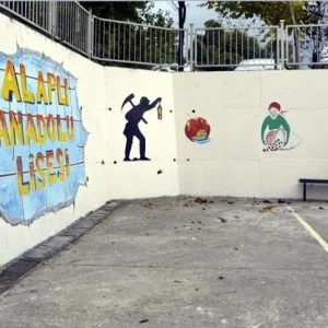 مكنسة بيد وفرشاة رسم بالأخرى… إبداع عامل تركي