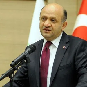 وزير الدفاع التركي: جهات خارجية تزود “بي كا كا الارهابية” بالاسلحة.