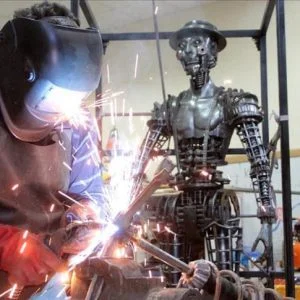 تركيا .. أستاذ جامعي يحوّل قطع الخردة إلى تماثيل فنية