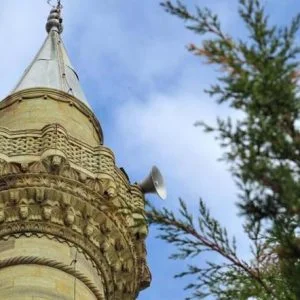 قرية تركية يصطحب سكانها مئذنة مسجدهم في حلِّهم وترحالهم.. ما قصتها؟