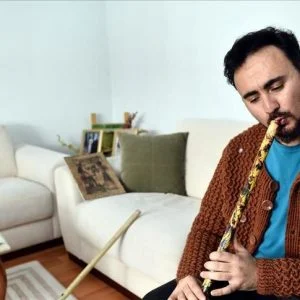 من النفايات الورقية.. تركي يصنع أدوات زينة وآلات موسيقية