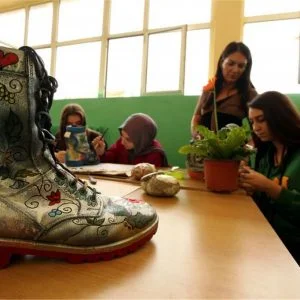أحذية عسكرية تنبت أزهارا في مدرسة تركية